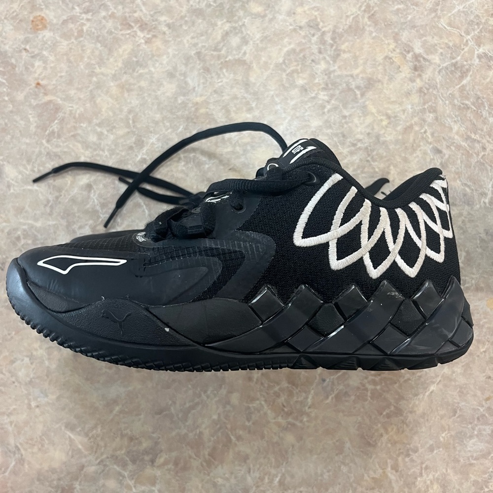 LaMelo Ball shoes size 5.5 youth